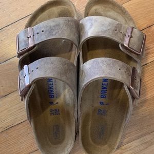 Lightly worn Arizona tan leather Birkenstock’s
